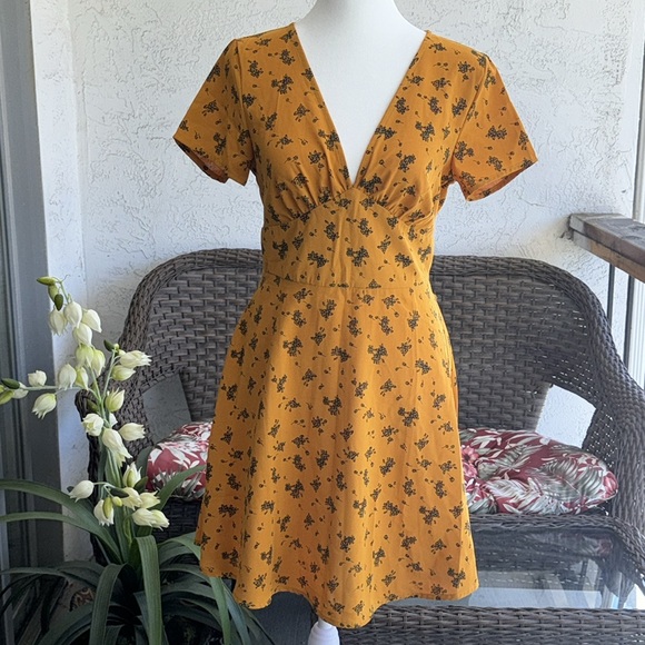 Zaful Floral V Neck A Line Mini Short Sleeves Dress Golden Yellow Dress … - Picture 3 of 17